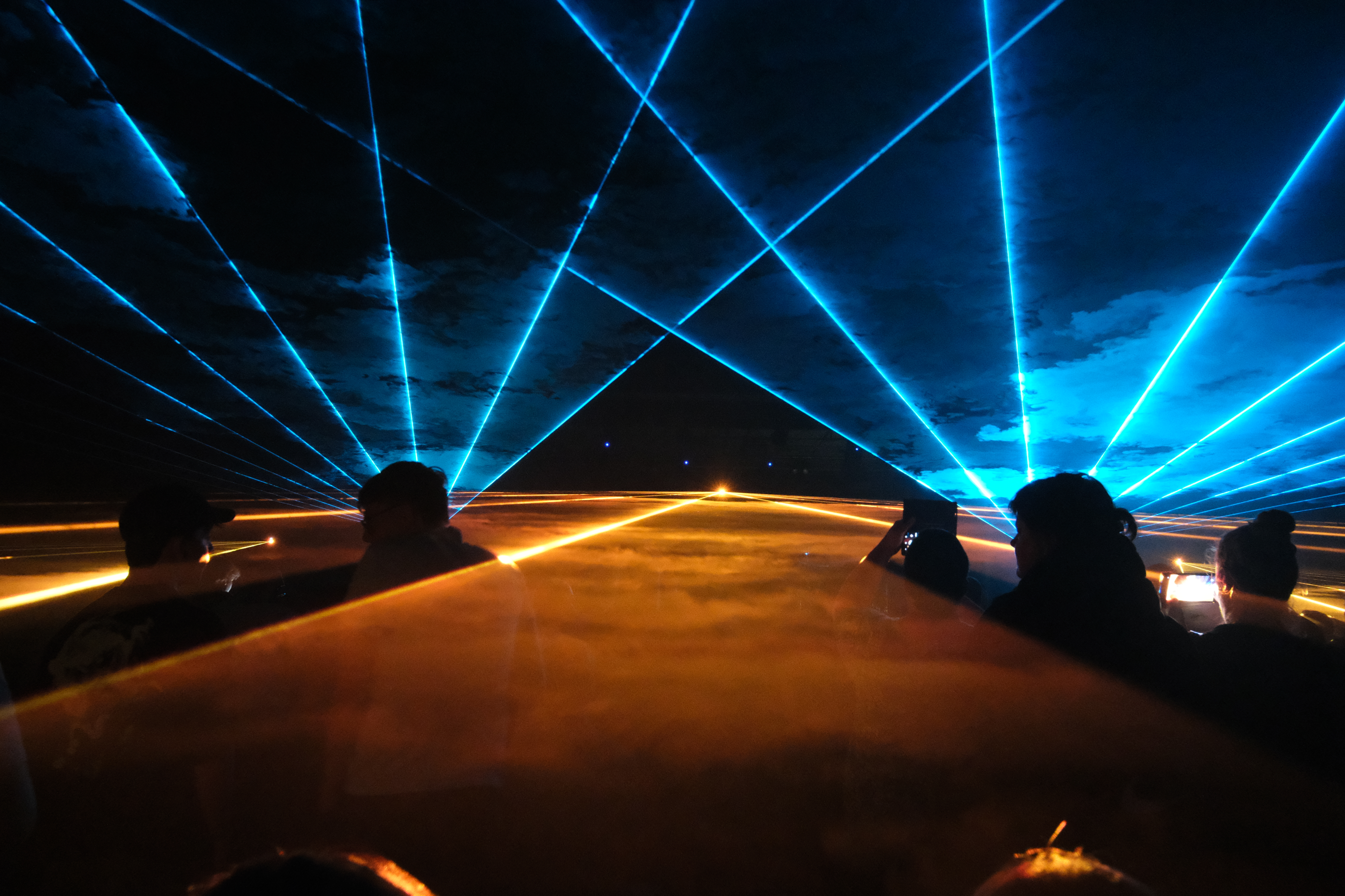Große Bühne mit individuell programmierter Lichtshow
