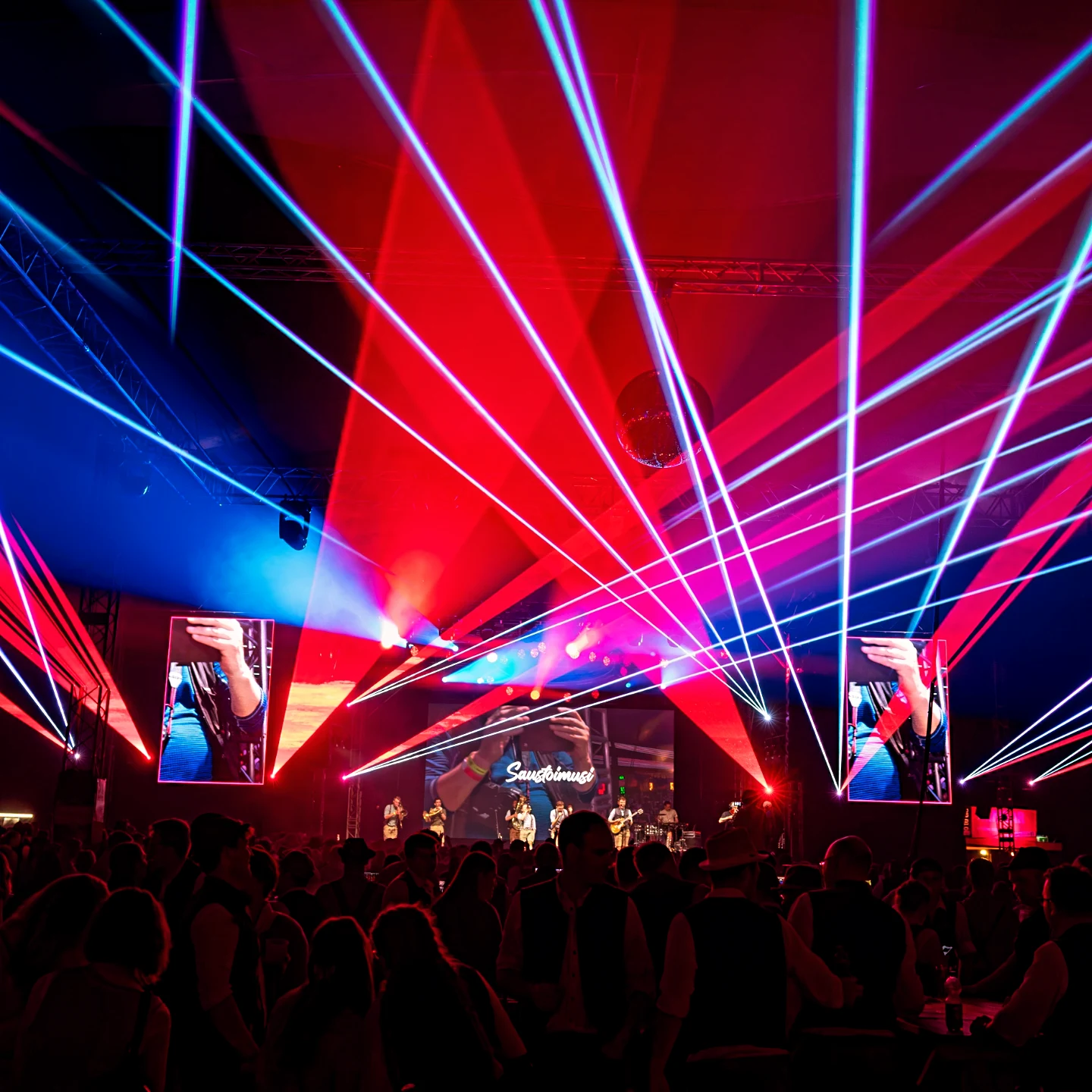 Live-Lasershow auf einem Festival
