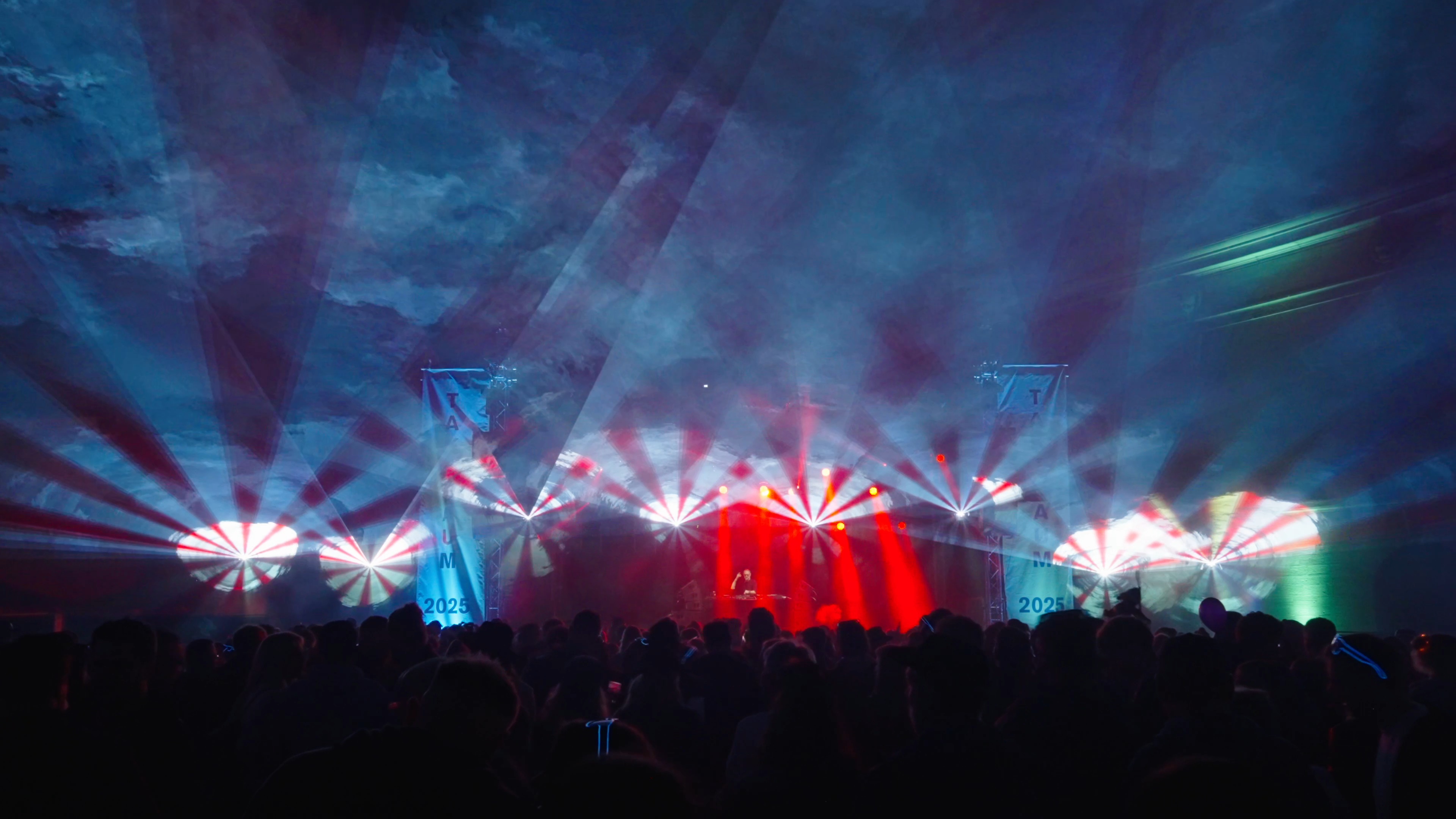 Publikum bei einer dynamischen Lichtshow