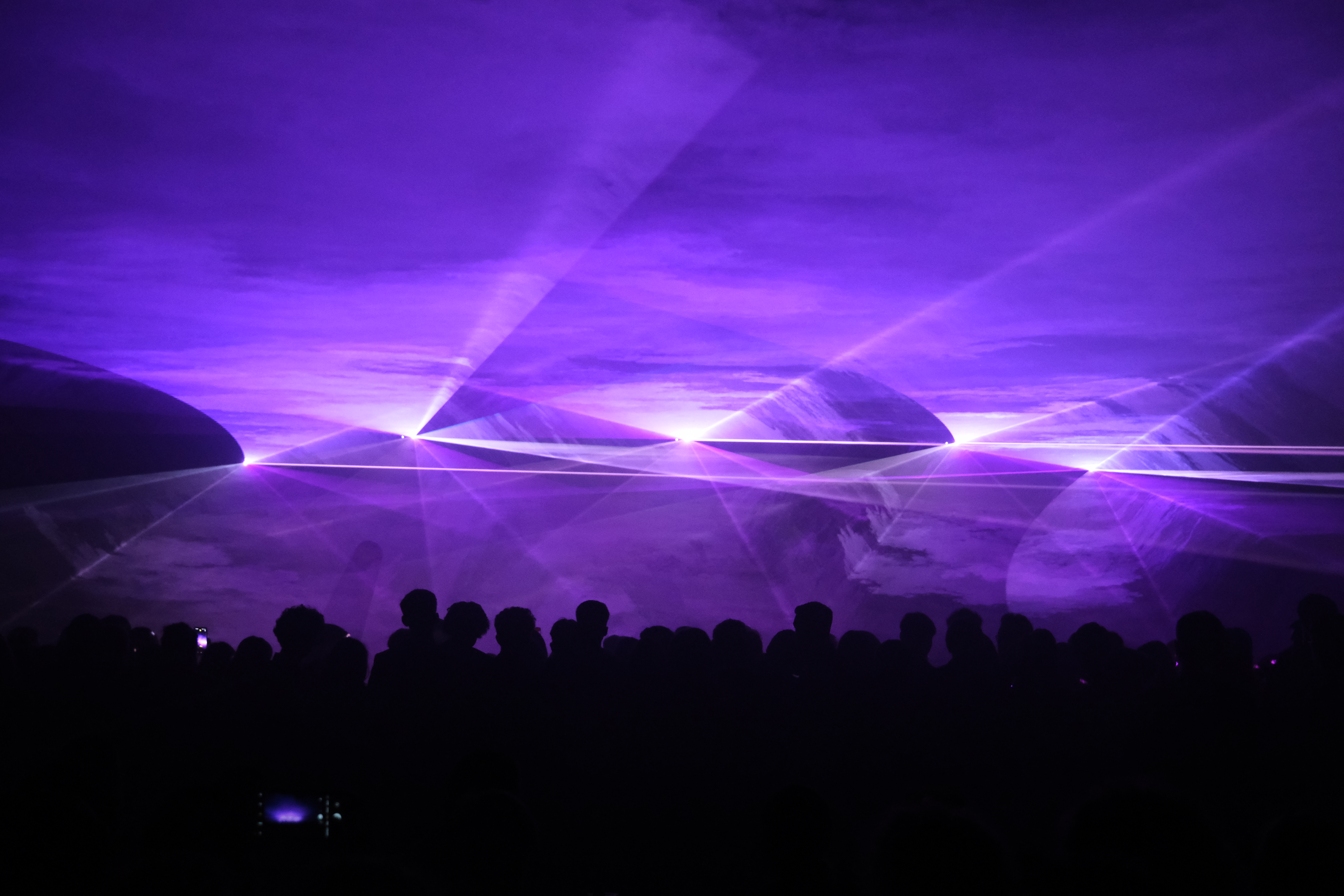 Große Bühne mit Lichttechnik und Publikum
