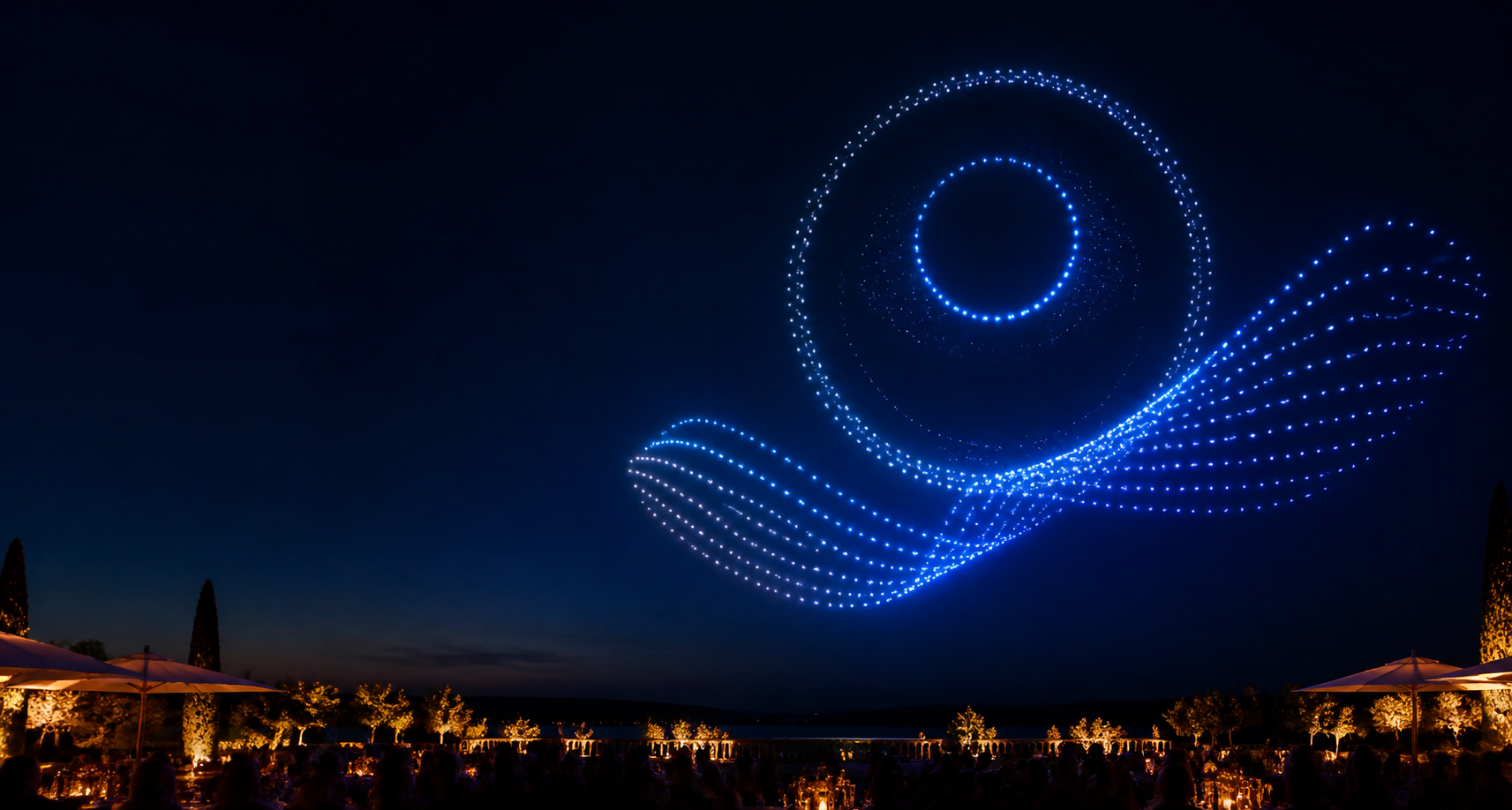 Synchronisierte Lichtdrohnen formen eine leuchtende Choreografie am Nachthimmel